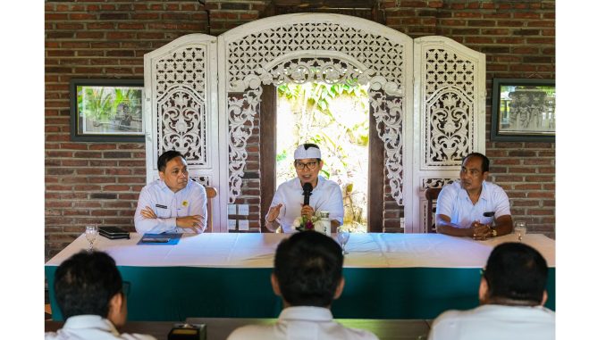 Bupati Wayan Adi Arnawa memberikan pengarahan kepada  Pengurus FK3D se-Kabupaten Badung di Dalung Tropikal, Desa Dalung, Kuta Utara, Rabu, (18/6).- Humas. Badung
