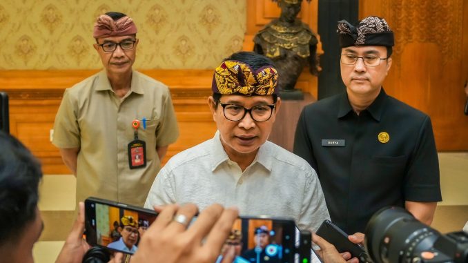 Adi arnawa - wawancara wartawan Bupati Badung Adi Arnawa usai acara pengarahan pendataan potensi pajak daerah berbasis data perijinan berusaha, Kamis (19/6) di Balai Budaya Giri Nata Mandala, Puspem Badung - Humas Badung