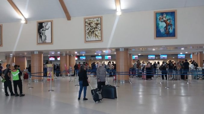 Suasana di bandara Ngurah Rai setelah terjadi erupsi Gunung Lewotobi di NTT - IST