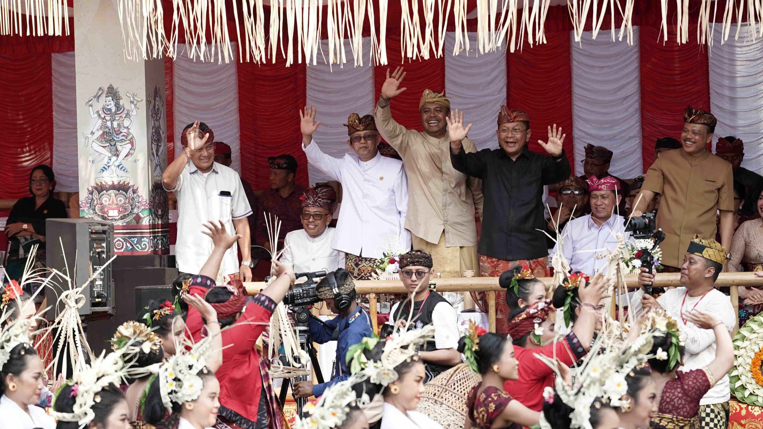 Bupati Buleleng Nyoman Sutjidra pada Pawai Budaya serangkaian Pembukaan PKB 2025 - IST