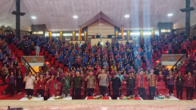 Bupati Buleleng Nyoman Sutjidra bersama para kepala sekolah di Buleleng, Bali - IST