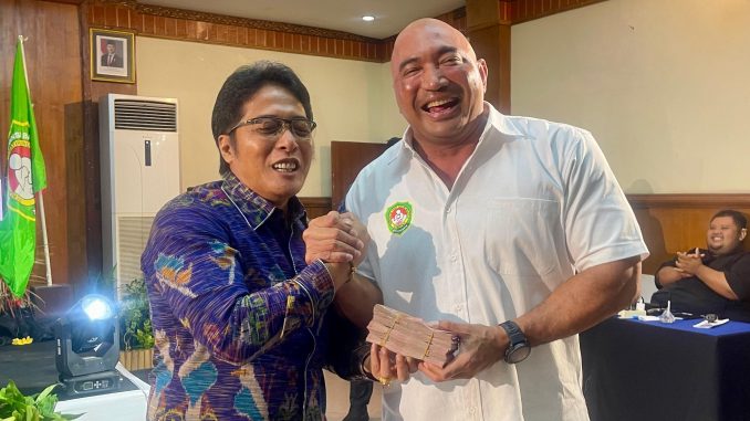 Dana hibah Ketua Pertina Bali Made Muliawan ( De Gadjah ) saat menerima bantuan dari Wagub Nyoman Giri Prasta - IST