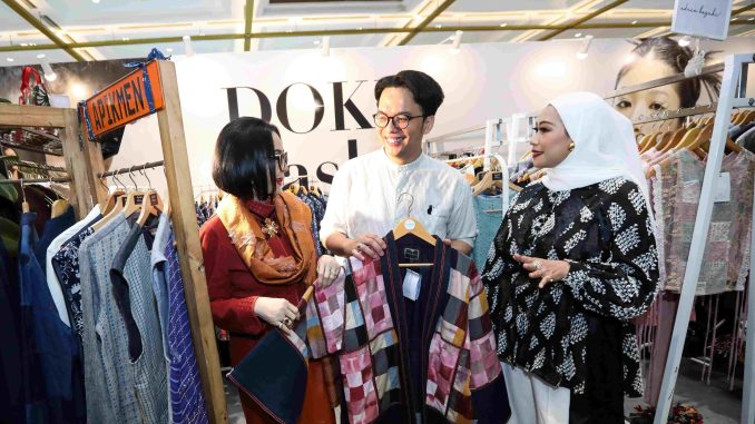 Foto doku - kanalbali 3 (Dari Kiri ke Kanan) President Indonesia Fashion Week & Ketua Umum APPMI, Poppy Dharsono; Designer, Adrie Basuki dan Co-Founder & Chief Marketing Officer DOKU, Himelda Renuat sedang berbincang saat acara puncak IFW 2025 di Plenary Hall Jakarta International Convention Center Senayan - IST