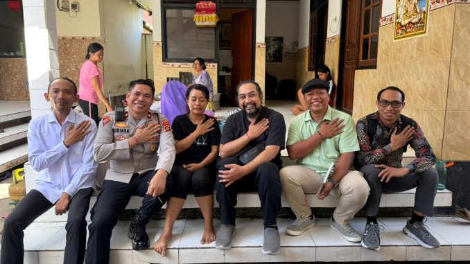 Hal Pertemuan Dewan Pengurus Daerah (DPD) Perkumpulan Komunitas Hipnotis Indonesia (PKHI) Provinsi Bali dengan korban kejahatan di Pasar Galiran Klungkung = IST