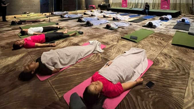 Hipnoterapi Peserta sesi hipnpterapis pada perayaan Global Wellness di Hotel W Seminyak - IST
