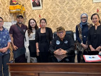 Pertemuan Komunitas Hipnotis Indonesia (PKHI) Kota Denpasar dengan Bendesa Adat Denpasar Anak Agung Ngurah Alit Wirakesuma. (duduk) pada Selasa, 24 Juni 2025 - IST