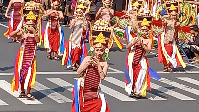 PKB - Tari Rejang Sri Mesari Karangasem Tari rejanri Mesari dari Karangasem pada Peed Aya atau Pawai Pesta Kesenian Bali ke-47 tahun 2025, Sabtu ((21/6/2025) - kanalbali/Ayu Sulistyowati