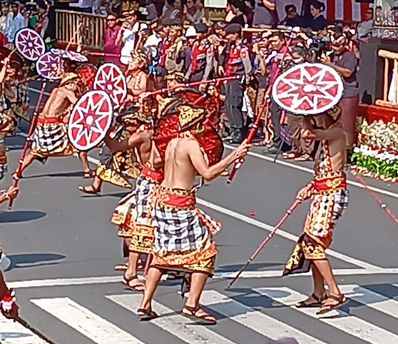 Upacara Gebug Ende dari Karangasem pada Peed Aya atau Pawai Pesta Kesenian Bali ke-47 tahun 2025, Sabtu ((21/6/2025) - kanalbali/Ayu Sulistyowati