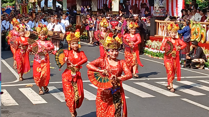 Tim Kesenian Joged Bumbung dari Jembrana pada Peed Aya atau Pawai Pesta Kesenian Bali ke-47 tahun 2025, Sabtu ((21/6/2025) - kanalbali/Ayu Sulistyowati