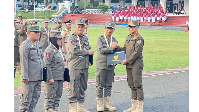 Bupati Badung Wayan Adi Arnawa bersama Wabup Bagus Alit Sucipta menerima penghargaan berupa piagam dan penyematan pin alumni kehormatan IPDN usai retreat kepala daerah - IST
