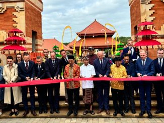 Peresmian Pura terbesar di Eropa oleg Gubernur Koster dan menteri Kebudayaan Fadli Zon - ISY
