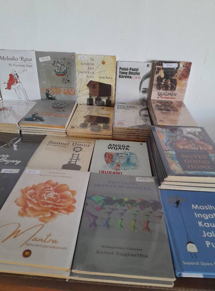 Koleksi buku Pustaka Bali Seni Jalan Nangka No. 103, Dangin Puri Kaja, Denpasar Utara-Bali - foto: Angga Wijaya
