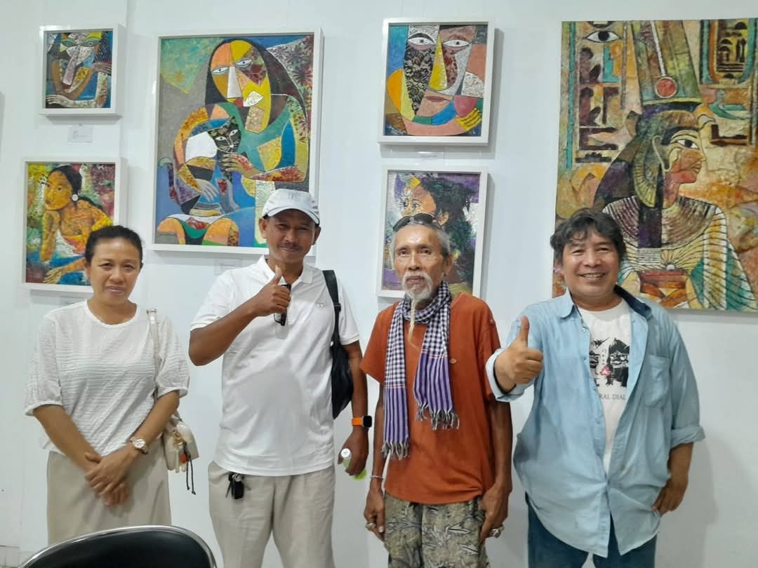 Sastrawan Suardika (ujung kanan) menerima kunjungan sesama seniman di Pustaka Bali Seni - Foto: Angga Wijaya
