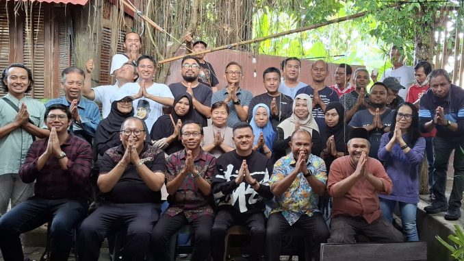 Silaturahmu Ukhuwah Jurnalis Bali dengan sengan sejumlah tokoh masyarakat di Kubukopi, Sabtu (7/6/20205) - IST