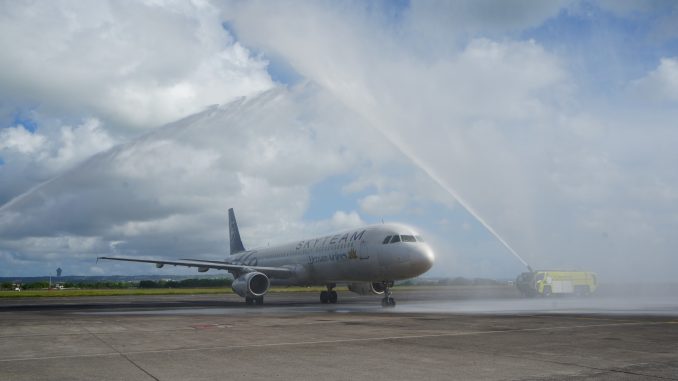 Penerbangan perdana Vietnam Airlines dengan nomor penerbangan VN641 mendarat di Bandara Internasional I Gusti Ngurah Rai pada hari Minggu (01/06) pukul 15.01 WITA - IST