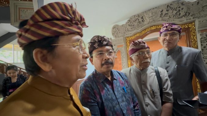 Prof Made Bandem bersama kurator Pesta Kesenian Bali 2025 yang menyebut tidak ada melarang petruk tampil di pesta kesenian bali