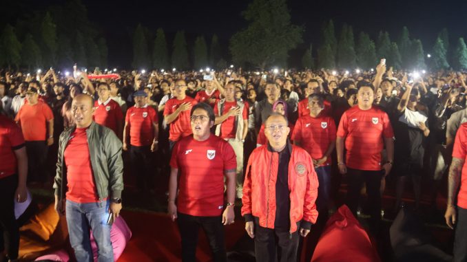 Gubernur Bali Wayan Koster saat nobar Timnas vs China pada Kamis (5/6/2025) - IST