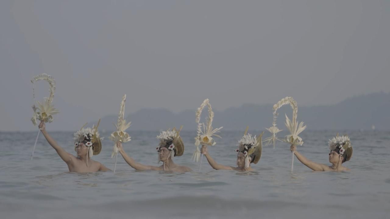 Menari di tepi pantai - Ilustrasi