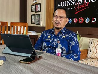 Kepala Dinas Sosial Putu Kariaman Putra di ruang kerjanya, Selasa (24/6). sata menjelaskan kepsertaan JKN PBI dari APBD Buleleng - IST