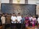 Bupati Buleleng bersama seniman usai rapat pelaksanaan kegiatan PKB XLVII Provinsi Bali Tahun 2025 di Rumah Jabatan Bupati Buleleng, Kamis (19/6).