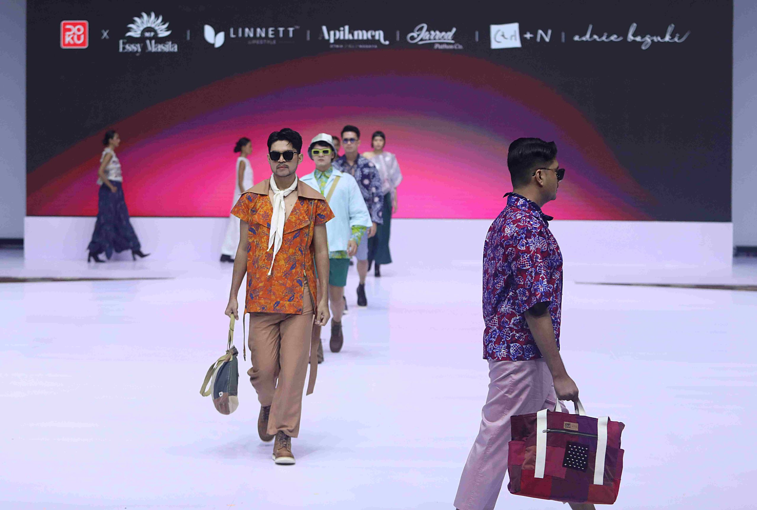 Para model memperagakan hasil rancangan dari brand fashionpreneur pilihan DOKU di ajang Indonesia Fashion Week 2025 di Plenary Hall Jakarta International Convention Center. - IST
