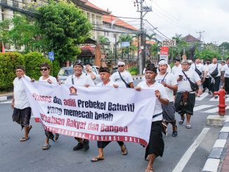 Aksi unjuk rasa mengiringi pelaporan seornag Perbekel atau Kepala Desa di Bali oleh Partai Gerindra - IST