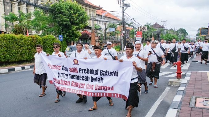 Aksi unjuk rasa mengiringi pelaporan seornag Perbekel atau Kepala Desa di Bali oleh Partai Gerindra - IST