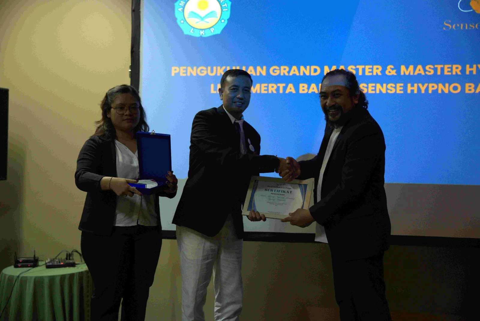 Pengukuhan Lan Ananda sebagai master hipnoterapi - Dok Sense Hypno 