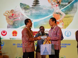 Penyerahan plakat penghargaan dari Pemprov bali kepada Wakil Gubernur wilayah Jeju, Korea Selatan - IST
