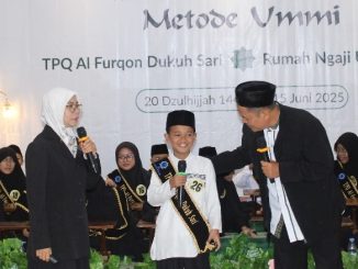 Pada Minggu (15/6), puluhan santri TPQ Al Furqon Dukuh Sari bersama Rumah Ngaji Uwais Al-Qarni menuntaskan pembelajaran mereka dalam acara Khatmul Qur’an dan Imtihan Tartil & Tahfidz - IST