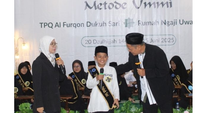 Pada Minggu (15/6), puluhan santri TPQ Al Furqon Dukuh Sari bersama Rumah Ngaji Uwais Al-Qarni menuntaskan pembelajaran mereka dalam acara Khatmul Qur’an dan Imtihan Tartil & Tahfidz - IST