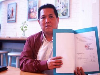 Budi Herlambang menunjukkan Keputusan MA yang menolak gugatan dalam sengketa lahan 70 are di Tibubeneng - IST