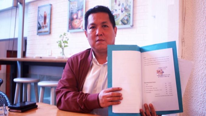 leni hartono Budi Herlambang menunjukkan Keputusan MA yang menolak gugatan dalam sengketa lahan 70 are di Tibubeneng - IST