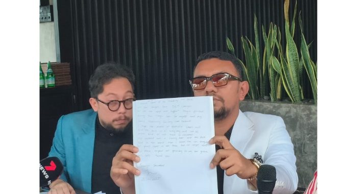 Pengacara istri korban menunjukkan hasil visum kasus penembakan WNA Australia yang membuta sang istri mengalami trauma berat - IST