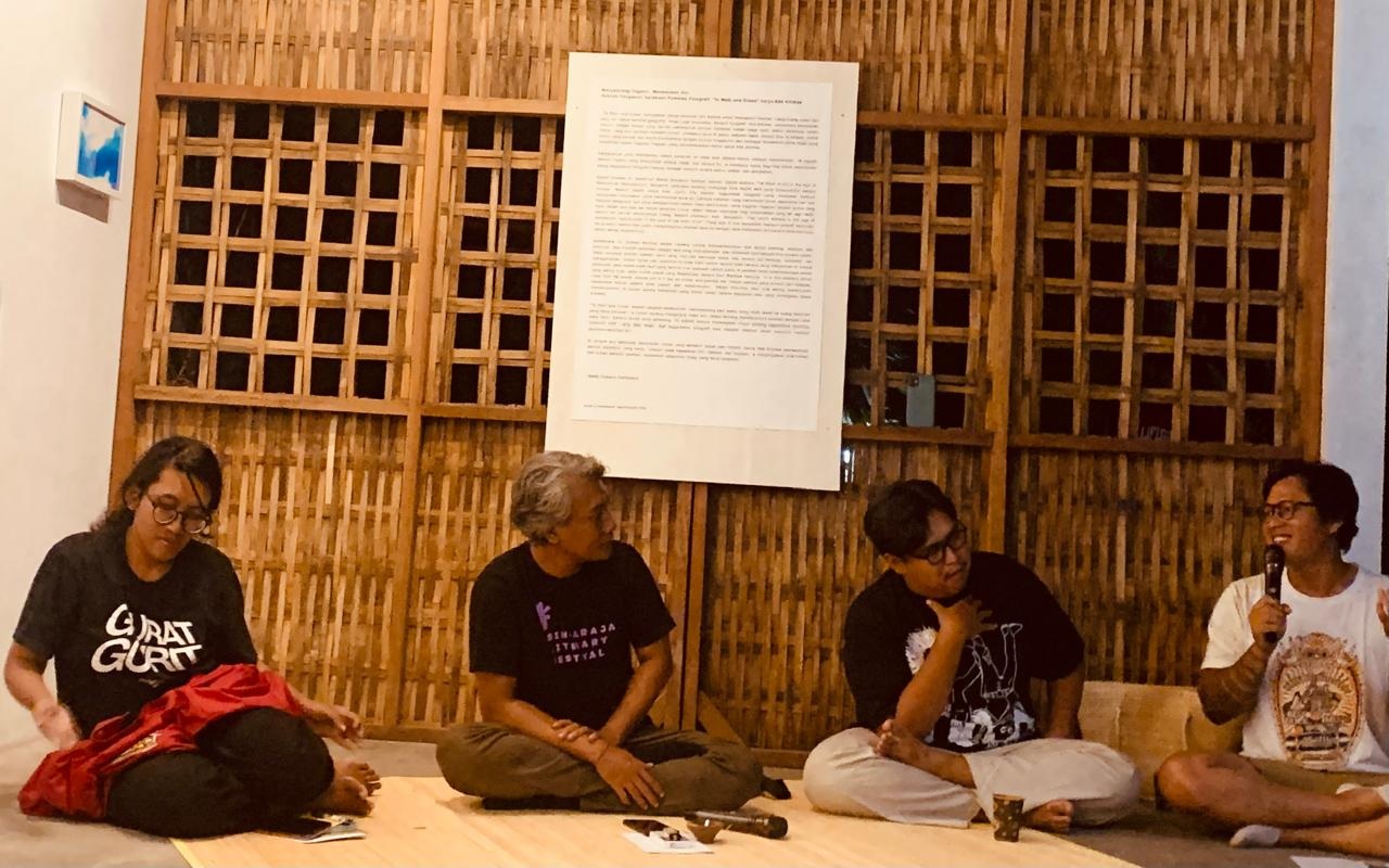 Diskusi fotografi saat pembukaan pameran foto Ade Ahimsa (2 dari kanan) - IST