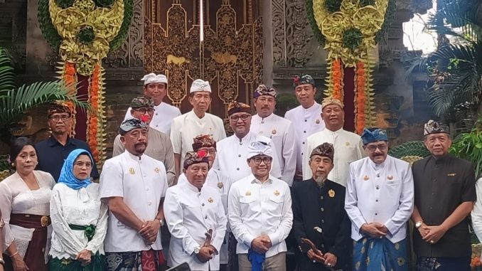 puri cak imin Cak Imin bersama para Palingsir Puri se- Bali saat berkunjungdi Puri Blahbatuh - IST