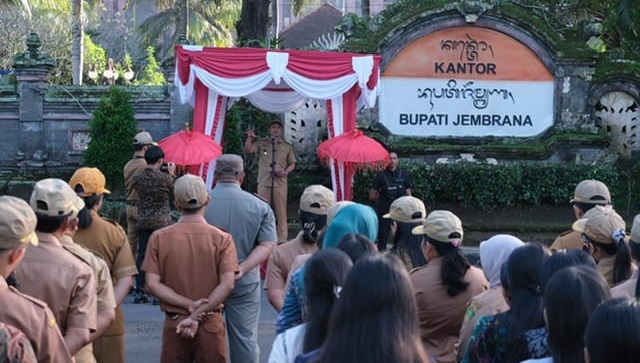 Bupati I Made Kembang Hartawan saat memberikan arahan kepada para ASN, Senin (2/6)- FOTO Humas Pemkab Jembrana