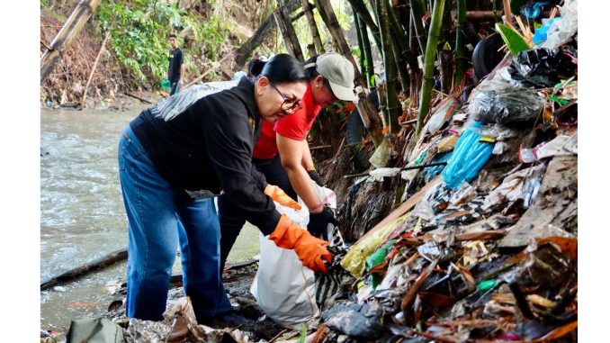 sungai watch Bunda Putri saat turun tangan bersihkan sampah di sungai di Tabanan rangkaian World Ocean Day