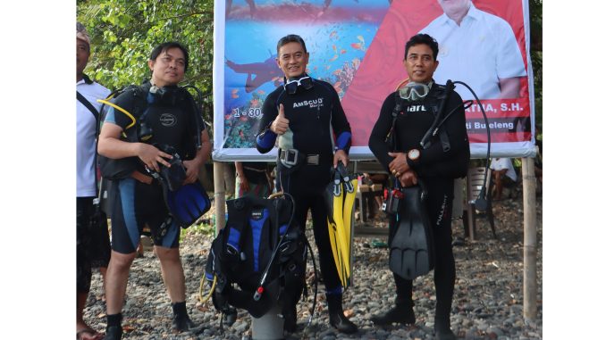 wakil bupati buleleng Wabup Supriatna saat ikut menyelam untuk menanam terumbu karang di Pantai Buitan - IST