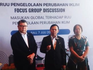 Ketua DPD RI Sultan B Najamudin (tengah) bersama Ketua Tim kerja RUU Pengelolaan Perubahan Iklim DPD RI, Badikenita Sitepu (ujung kiri) dan , Duta Besar Seychelles, Nico Barito (ujung kanan) dalam jumpa terkait FGD di Sanur, Bali - IST
