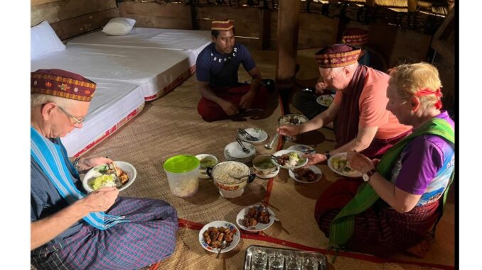 Makan bersama di rumah adat Todo - foto: Erviani