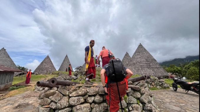 Desat Adat Todo - tradisi tugu batu Berjalan kaki memasuki Desa Adat Todo - foto: Erviani