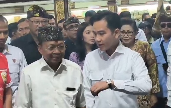 Wakil Presiden (Wapres) Gibran Rakabuming Raka didampingi Gubernur Bali I Wayan Koster berkunjung ke Pesta Kesenian Bali (PKB) di Taman Budaya atau Art Center, Denpasar, Bali,. Jumat (4/7) = KAD