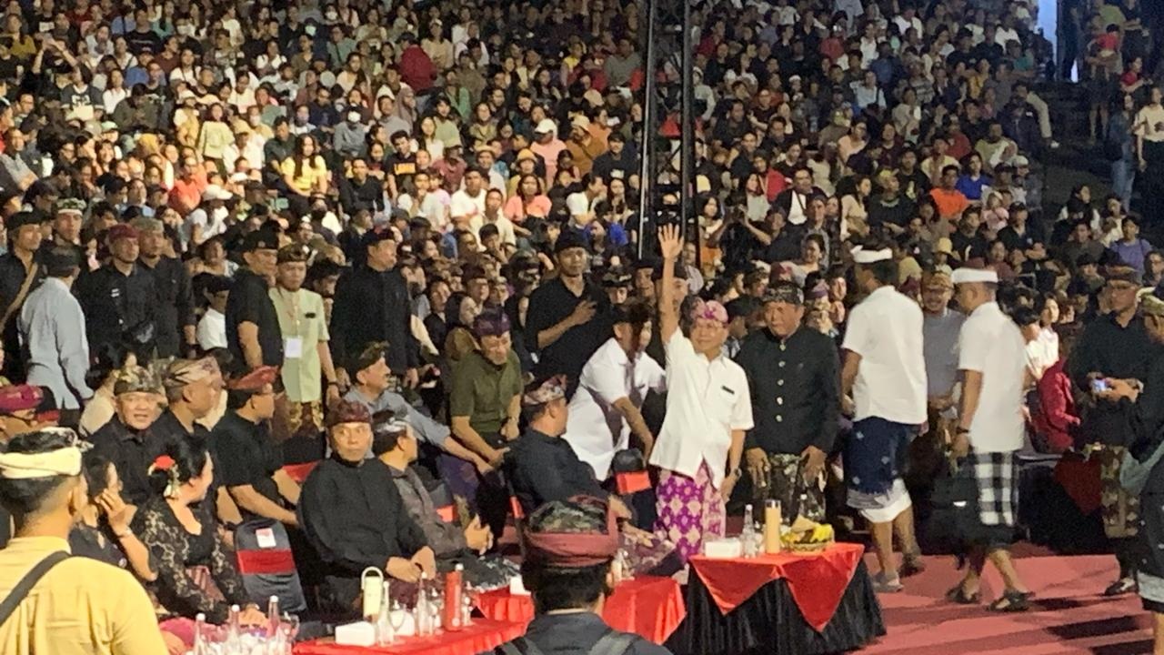 Gubernur Bali Wayan Koster yang hampir setiap malam selama PKB hadir bersama ribuan penonton di panggung Ardha Candra - Foto: Rofiqi Hasan