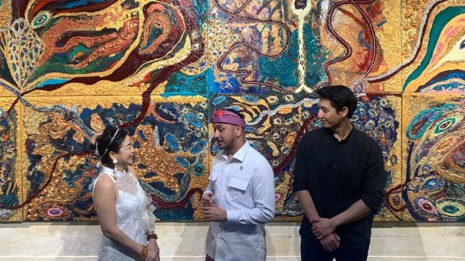 Karya meditasi - giring ganesha Wamen Kebudayaan Giring Ganesha bersama pelukis Sherry WInata saat menikmati lukisan di Puri Lukisan, Ubud - IST
