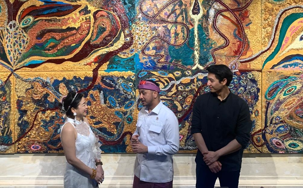 Wamen Kebudayaan Giring Ganesha bersama pelukis Sherry WInata saat menikmati lukisan di Puri Lukisan, Ubud - IST