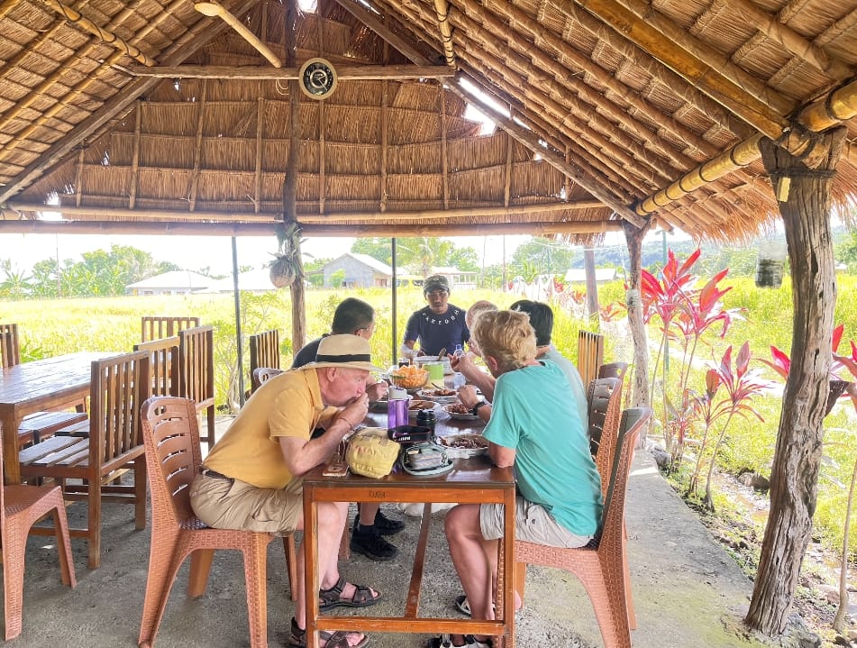 slow travelling Restoran lokal kecil dalam perjalanan menunju Dintor - IST