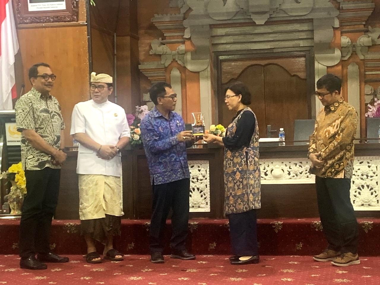 Rektor UGM Ova Emilia melakukan pertukaran cendera mata dengan Rektor Unwar  I Gde Suranaya Pandit didamping Ketua Kagama Bali IGN Agung Diatmika (ujung kiri), Ketua Yayasan KORPRI AA Oka Wisnumurti (bajuputih) dan Warek UGM Arie Sudjito (ujung kiri) - RFH