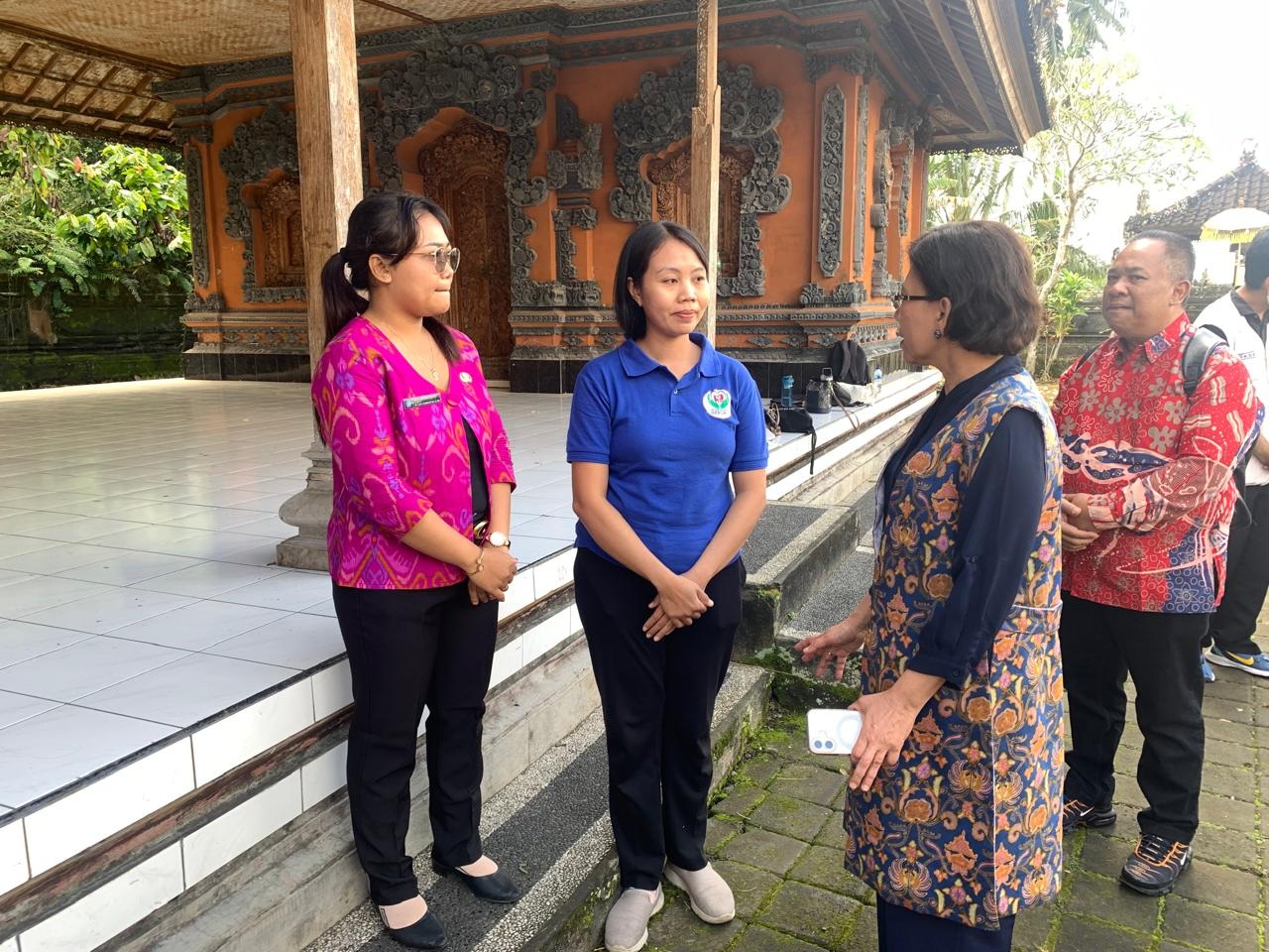 Rektor UGM Ova Emilia berbincang dengan petugas kesehatan yang mendampingi kegiatan senam ibu hamil di Desa Baha, Badung, Bali - RFH