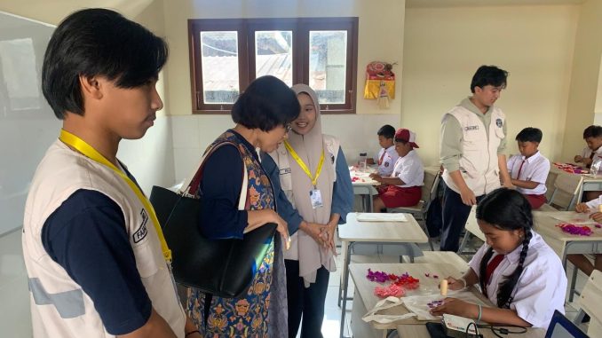 Rektor UGM Ova Emilia mengunjungi kegiatan mahasiswa KKN UGM di SDN 3 Sobangan, Badung, Bali - RFH